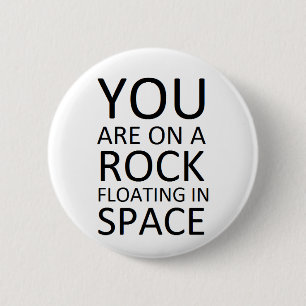 Badge Rond 5 Cm Vous êtes sur une roche flottant dans l'espace