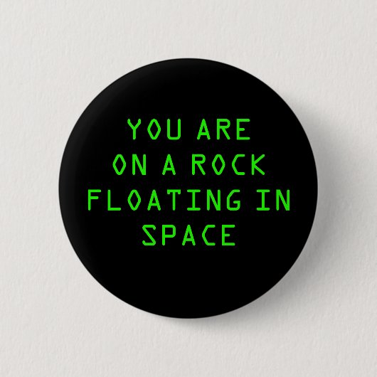 BADGE ROND 5 CM "VOUS ÊTES SUR UNE ROCHE FLOTTANT DANS L'ESPACE" (Devant)