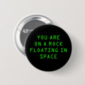 BADGE ROND 5 CM "VOUS ÊTES SUR UNE ROCHE FLOTTANT DANS L'ESPACE" (Devant & derrière)