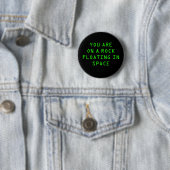 BADGE ROND 5 CM "VOUS ÊTES SUR UNE ROCHE FLOTTANT DANS L'ESPACE" (En situation)