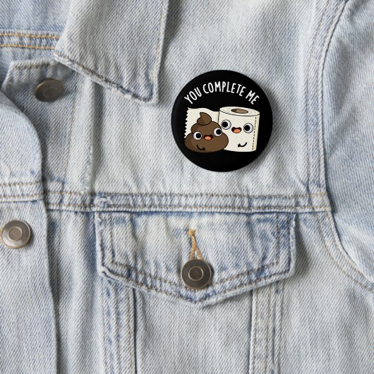 Badge Rond 5 Cm Vous Me Complétez Funny Poop Pun Dark BG (En situation)