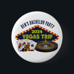 Badge Rond 5 Cm Voyage de l'enterrement de vie de garçon personnal<br><div class="desc">Personnalisez vos propres boutons de voyage de l'enterrement de vie de garçon pour un séjour à Las Vegas. Un bouton personnalisé cool avec des éléments essentiels de casino tels qu'un jeu de cartes, des jetons de poker et une roulette avec Vegas Trip en écriture jaune. Un design amusant pour les...</div>