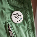 Badge Rond 5 Cm Voyage vous rend plus riche citation bouton<br><div class="desc">Le voyage est la seule chose que vous achetez qui vous rend plus riche! Bouton présente le guillemet dans une police de style manuscrit,  avec une illustration du globe aquarelle.</div>