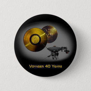 Badge Rond 5 Cm Voyager vaisseau spatial et record d'or à 40