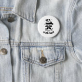 Badge Rond 5 Cm Vrai Homme Chant Barbershop (En situation)