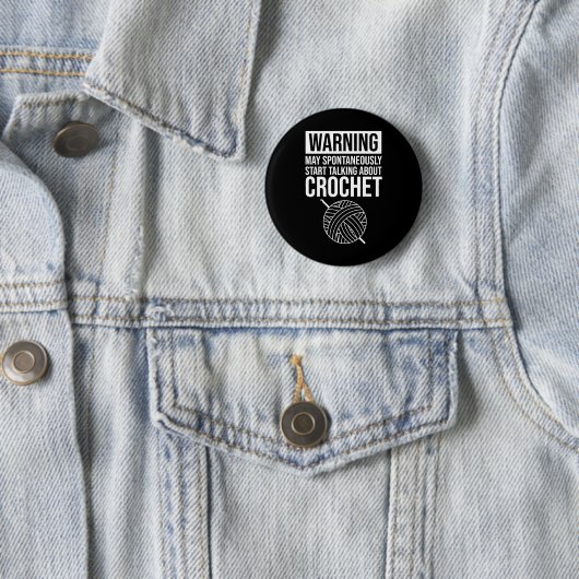 Badge Rond 5 Cm Warning - May Start Talking About Crochet (En situation)