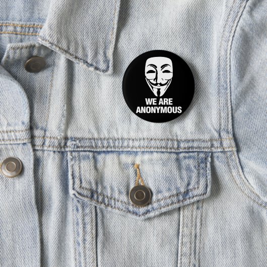 Badge Rond 5 Cm We are Anonymous. (En situation)