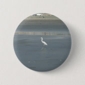 Badge Rond 5 Cm White Bird on Grey Sand Beach Art Imprimer (Devant)