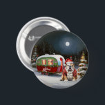 Badge Rond 5 Cm Winter Bulldog Caravan Christmas Adventure<br><div class="desc">Laissez-vous tenter par la magie d'une nuit d'hiver enneigée alors qu'une caravane glisse gracieusement à travers le paysage illuminé par la lune. La beauté sereine de la neige scintillante et l'éclat enchanteur de la lune créent une scène captivante, promettant une aventure de Noël inoubliable remplie de chaleur, de joie et...</div>