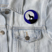 Badge Rond 5 Cm Wolf Howling à la Lune (En situation)