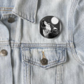 Badge Rond 5 Cm Wolf Howling à Moon (En situation)