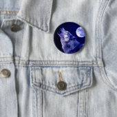 Badge Rond 5 Cm Wolf Howling à Moon (En situation)