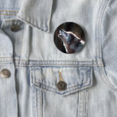 Badge Rond 5 Cm Wolf Howling Loup solitaire (En situation)