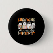 Badge Rond 5 Cm Womens Everyone Communicates Differently Halloween (Devant)
