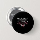 Badge Rond 5 Cm Womens When She Competes My Heart Skips Beats Prou (Devant & derrière)