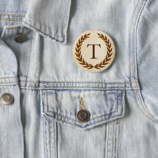 Badge Rond 5 Cm Wreath Laurel sur le monogramme initial T (En situation)