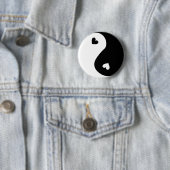 Badge Rond 5 Cm Yin Yang Hearts Design (En situation)