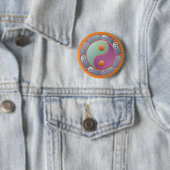 Badge Rond 5 Cm Yin Yang Médaillon Violet Turquoise (En situation)