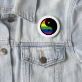 Badge Rond 5 Cm Yin-Yang-Symbole-Arc-en-ciel (En situation)