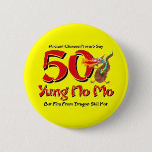 Badge Rond 5 Cm Yung aucun cinquantième anniversaire de MOIS