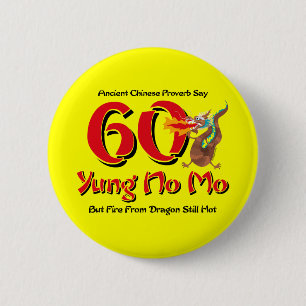 Badge Rond 5 Cm Yung aucun soixantième anniversaire de MOIS