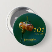 Badge Rond 7,6 Cm 101 Years Old, Golden Lily Button Pin (Devant & derrière)