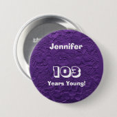 Badge Rond 7,6 Cm 103 Ans Jeune Poupée Violette Poupée Bouton Pin An (Devant & derrière)