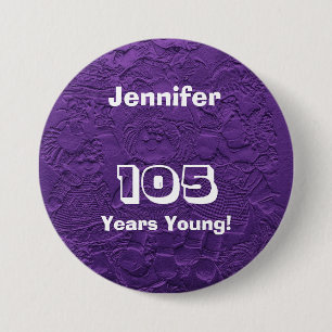 Badge Rond 7,6 Cm 105 Ans Jeunes Poupées Violettes Anniversaire Pinb