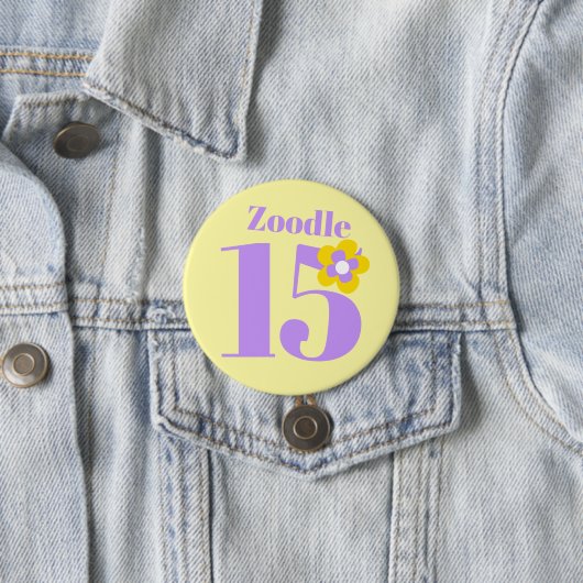 Badge Rond 7,6 Cm 15ème anniversaire filles jaune violet (En situation)
