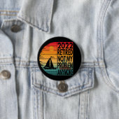 BADGE ROND 7,6 CM 2022 RETRAITÉE PLUS MON PROBLÈME (En situation)