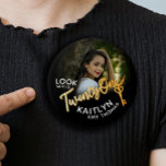 Badge Rond 7,6 Cm 21e anniversaire photo personnalisée couleur or et<br><div class="desc">Vingt-et-un index de texte d'effet or photo partie pin bouton badge. Personnalisez ce script de fête de 21e anniversaire photo bouton d'anniversaire avec votre propre nom de fille d'anniversaire et une photo de votre fille d'anniversaire. D'autres années et articles correspondants sont disponibles et peuvent être créés sur demande. © Design...</div>