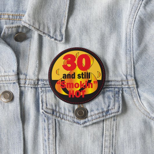 Badge Rond 7,6 Cm 30 et toujours chaud fumant| 30e anniversaire (En situation)