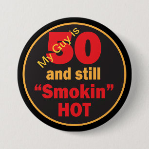 Badge Rond 7,6 Cm 50 et toujours fumé chaud   50e anniversaire