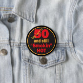 Badge Rond 7,6 Cm 50 et toujours fumé chaud | 50e anniversaire (En situation)