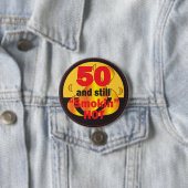 Badge Rond 7,6 Cm 50 et toujours fumé chaud | 50e anniversaire (En situation)
