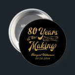 Badge Rond 7,6 Cm 80e anniversaire ou toute année rétro en devenir<br><div class="desc">Retro 80e ou tout anniversaire boutons de broche personnalisées avec un titre de typographie de script de calligraphie rétro 80 ANS DANS LA FABRICATION qui incorpore son année de naissance dans le design et votre texte personnalisé (nom et date indiqués), le tout dans votre choix de couleurs. ASSISTANCE : Pour...</div>