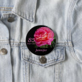 Badge Rond 7,6 Cm 85 Ans, Rose Rose Button Pin (En situation)