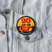 Badge Rond 7,6 Cm 90 et toujours fumé chaud | 90e anniversaire (En situation)
