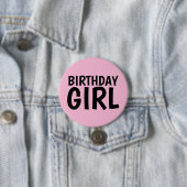BADGE ROND 7,6 CM ANNIVERSAIRE FILLE BOUTONS ROSE (En situation)