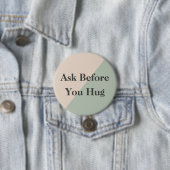 Badge Rond 7,6 Cm Ask Before Hugs Neurodivergent Sensory (En situation)
