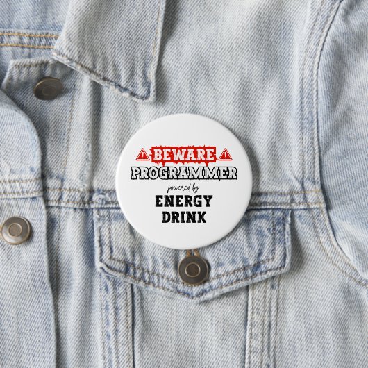Badge Rond 7,6 Cm Attention : Programmeur Alimenté Par Une Boisson D (En situation)
