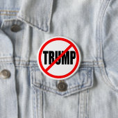 BADGE ROND 7,6 CM "AUCUN TRUMP (En situation)