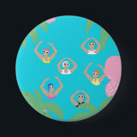 Badge Rond 7,6 Cm Baigneurs artistiques | Illustration de natation a<br><div class="desc">Illustration moderne cool des nageuses artistiques synchronisées dans un bassin. Les nageurs artistiques offrent un design cadeau dans des couleurs pastel. Femmes de baignade dans abstrait jardin tropical plante avec palmiers et plantes roses, piscine environnante. cadeau d'équipe de natation cool. cadeaux d'équipe de natation synchronisée, cadeau d'entraîneur d'équipe de natation...</div>