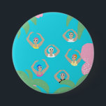 Badge Rond 7,6 Cm Baigneurs artistiques | Illustration de natation a<br><div class="desc">Illustration moderne cool des nageuses artistiques synchronisées dans un bassin. Les nageurs artistiques offrent un design cadeau dans des couleurs pastel. Femmes de baignade dans abstrait jardin tropical plante avec palmiers et plantes roses, piscine environnante. cadeau d'équipe de natation cool. cadeaux d'équipe de natation synchronisée, cadeau d'entraîneur d'équipe de natation...</div>