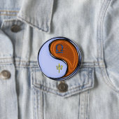Badge Rond 7,6 Cm Balance & Singe de Bois (En situation)