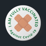 Badge Rond 7,6 Cm Bandages adhésifs croisés entièrement vaccinés<br><div class="desc">Bouton entièrement vacciné avec je suis entièrement vacciné contre le covid-19 est écrit en texte courbe en vert sur blanc autour des bandages adhésifs croisés en beige.</div>