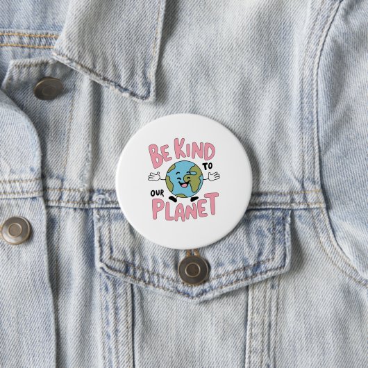 Badge Rond 7,6 Cm Be Kind to Our Planet 💚 (En situation)