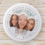 Badge Rond 7,6 Cm Besoins pour toujours BFF simple moderne photo per<br><div class="desc">Ce design simple et classique est composé de typographie serif et d'ajouter une photo personnalisée. "Besties Forever" tourne autour de la photo de vos amis</div>