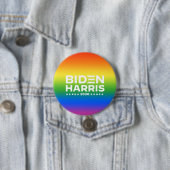 Badge Rond 7,6 Cm BIDEN HARRIS - Couleurs Rainbow Pride (En situation)