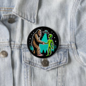 Badge Rond 7,6 Cm Bigfoot rencontre un Alien (En situation)